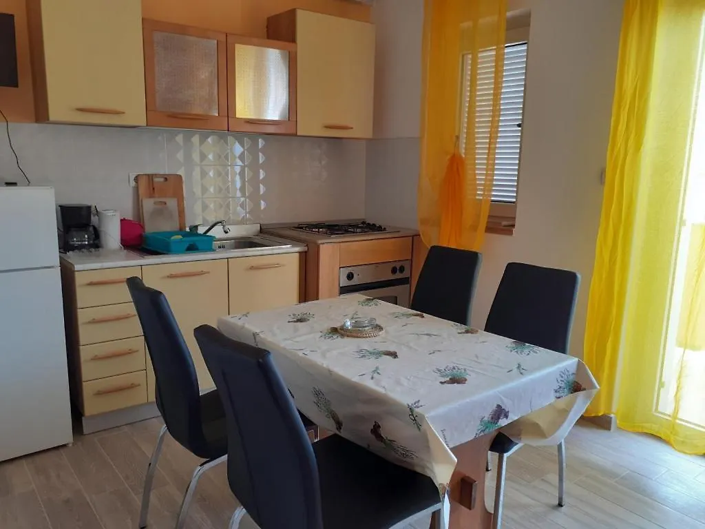 Apartment 696-6 For 2+2 Pers. In ロパール